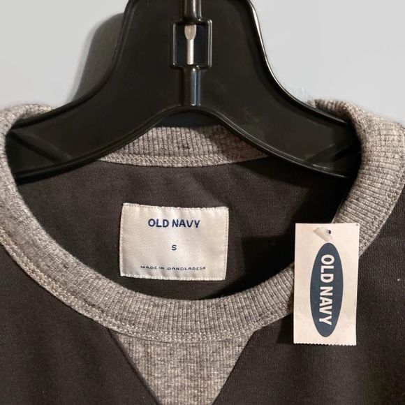 Old Navy Men’s Gray/Silver Long Sleeve Crewneck Sweater - Picture 5 of 7